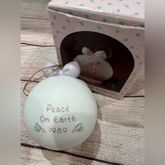 PRECIOUS MOMENTS 1989 "Peace On Earth" Nativity Ornament New In Box - Picture 2 of 8